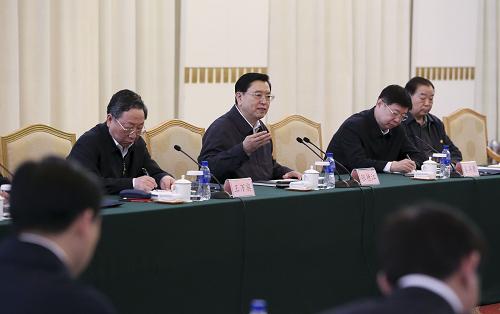 4月15日至17日,中共中央政治局常委、全国人大常委会委员长张德江在山东调研。这是4月15日,张德江在烟台市主持召开各级人大代表“推进依法治国”座谈会。新华社记者 丁林 摄