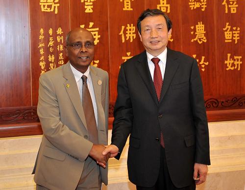 6月5日,中国国务院副总理马凯在昆明会见来华出席首届中国-南亚博览会的南盟秘书长萨利姆。新华社记者 蔺以光 摄
