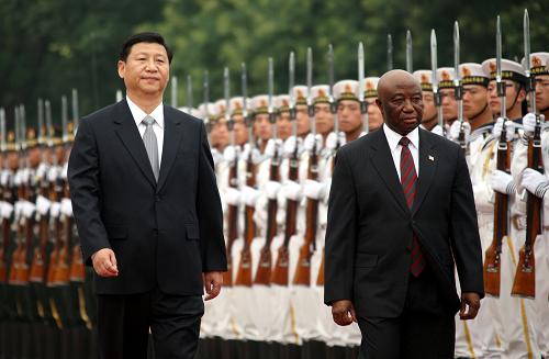 7月10日,国家副主席习近平在北京人民大会堂东门外广场举行仪式,欢迎利比里亚副总统博阿凯访华。 新华社记者姚大伟摄