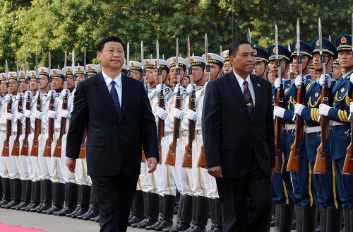 7月9日,国家副主席习近平在北京人民大会堂东门外广场为密克罗尼西亚联邦副总统阿利克访华举行欢迎仪式。 新华社记者 李涛 摄