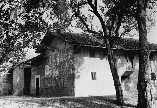 这是1931年11月7日红色中华通讯社(简称“红中社”)在江西瑞金叶坪首次播发新闻的电台旧址。从江西瑞金起程,与中国革命、建设和改革一道奋勇前行,新华社走过了80年奋斗历程。80年,浸染了多少新华人的热血?!80年,寄托了多少新华人的求索?!历史的时针指向1931年11月7日。靠着从敌人手中缴获的一部半电台,新华通讯社的前身——红色中华通讯社在党领导的中央苏区应运而生。她播发的第一批新闻,就是宣告中华苏维埃共和国这个人民当家做主的新生政权诞生。从此,中国共产党及其所代表的中国人民的声音,通过红色电波,传向全国,传向世界……重温峥嵘岁月,迎着复兴曙光。今天,新华社正在以崭新面貌和自信步伐迈向世界媒体舞台中央。新华社发