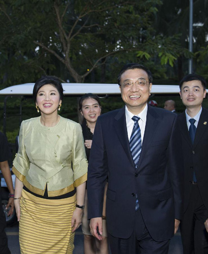 10月12日,中国国务院总理李克强在泰国总理英拉的陪同下,参观清迈国际园艺博览会会址。 新华社记者 黄敬文 摄