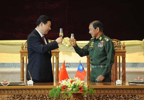 12月20日,正在缅甸进行正式访问的中国国家副主席习近平在内比都与缅甸国家和平与发展委员会副主席貌埃共同出席两国有关文件的签字仪式。这是签字仪式后,习近平和貌埃举杯庆祝。新华社记者 马占成 摄