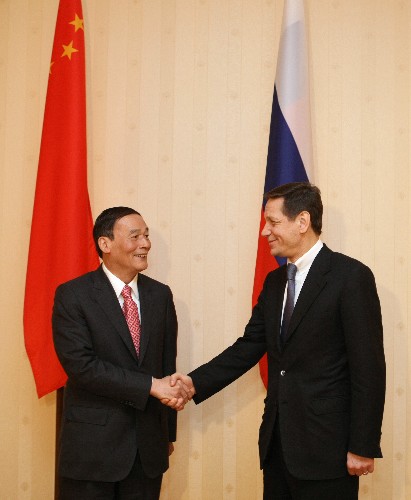 10月27日,在俄罗斯首都莫斯科,中国国务院副总理、中俄总理定期会晤委员会中方主席王岐山(左)和俄罗斯副总理、中俄总理定期会晤委员会俄方主席茹科夫在会议开始前握手。当日,中俄总理定期会晤委员会第十二次会议在莫斯科举行。双方就国际金融危机和双边关系问题进行了磋商。新华社记者 沈伯韩 摄