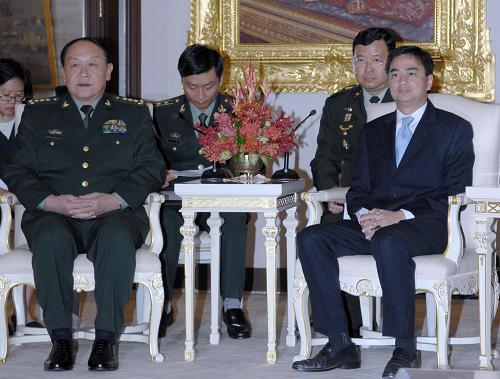 12月2日,在泰国首都曼谷,泰国总理阿披实(前右)会见到访的中国国务委员兼国防部长梁光烈(前左)。 新华社记者朱丽摄
