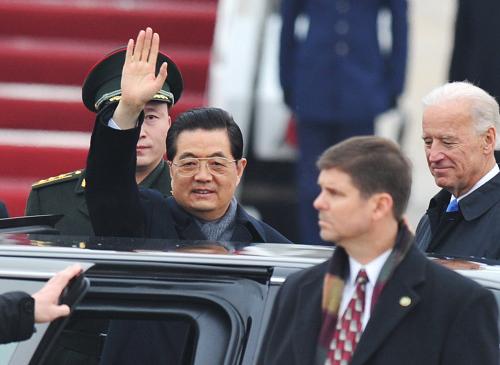 当地时间1月18日,中国国家主席胡锦涛乘专机抵达华盛顿安德鲁斯空军基地,开始对美国进行国事访问。新华社记者 黄敬文 摄