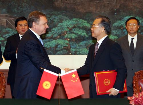 10月15日,国务院总理温家宝在北京人民大会堂同吉尔吉斯斯坦总理丘季诺夫举行会谈。这是会谈后,两国总理共同出席中吉两国政府联合公报以及经济技术、公路、金融等双边合作文件的签字仪式。新华社记者 刘卫兵摄
