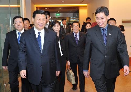 11月14日,中国国家副主席习近平抵达新加坡樟宜国际机场,开始对新加坡进行正式访问。新加坡新闻、通讯及艺术部部长吕德耀(前右)前往机场迎接。新华社记者 黄敬文 摄