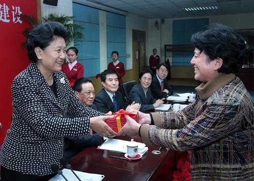 11月7日,中共中央政治局委员、国务委员刘延东在北京出席省部级领导干部文化体制改革与文化建设专题研讨班结业式。这是刘延东为学员代表颁发结业证书。新华社记者 庞兴雷 摄
