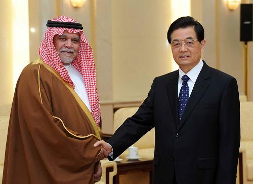3月18日,国家主席胡锦涛在北京人民大会堂会见沙特国王特使班达尔。新华社记者 刘建生 摄