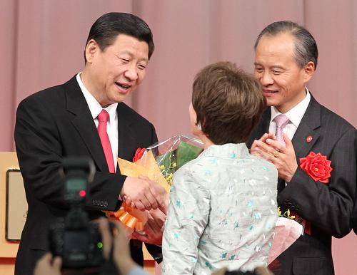 12月15日,中国国家副主席习近平在东京出席由日中友好七团体及侨界四团体联合举行的欢迎招待会。这是习近平接受日本著名歌手芹洋子献花。新华社记者 任正来摄