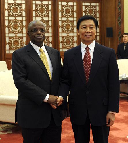 7月2日,中国国家副主席李源潮在北京会见乌干达全国抵抗运动总书记、政府总理姆巴巴齐。 新华社记者 饶爱民 摄