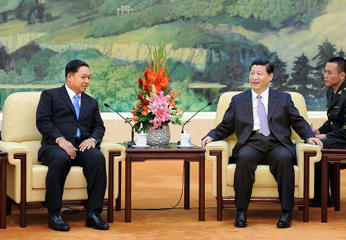 4月26日,中国国家副主席、中央军委副主席习近平在北京人民大会堂会见来访的泰国国防部长泰坤蓬·素旺那达一行。新华社记者 李涛 摄
