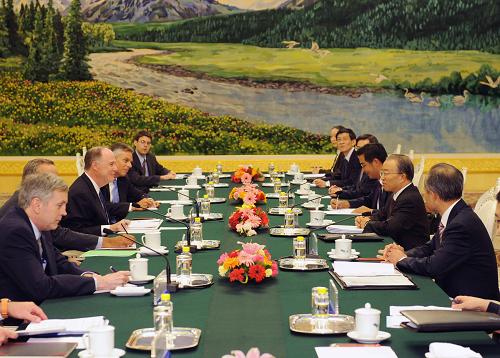 9月7日,中国国务委员戴秉国在北京人民大会堂会见美国白宫国家经济委员会主任萨默斯、总统国家安全事务副助理多尼隆。新华社记者 李涛 摄