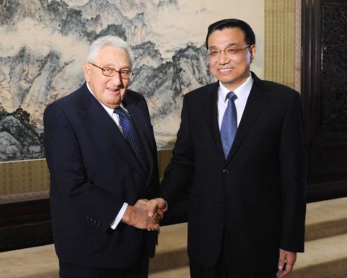 3月15日,国务院副总理李克强在北京中南海紫光阁会见美国前国务卿基辛格。新华社记者 黄敬文 摄