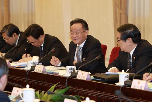 十一届全国人大常委会十三次会议分组审议常委会工作报告稿 吴邦国参加审议 2月25日,十一届全国人大常委会第十三次会议分组审议拟提请十一届全国人大三次会议审议的全国人大常委会工作报告稿,吴邦国委员长参加审议。 新华社记者 庞兴雷 摄