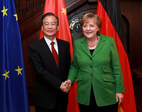 4月22日,国务院总理温家宝在汉诺威下萨克森州国宾馆与德国总理默克尔举行会晤。新华社记者庞兴雷摄