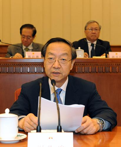 12月24日,十一届全国人大常委会第十二次会议在北京人民大会堂举行第二次全体会议。这是工业和信息化部部长李毅中向会议报告近年来促进中小企业发展情况。 新华社记者黄敬文摄