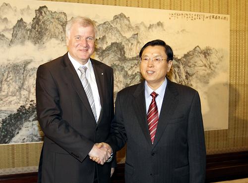 4月26日,中国国务院副总理张德江在北京中南海紫光阁会见德国巴伐利亚州州长泽霍费尔。 新华社记者 丁林 摄