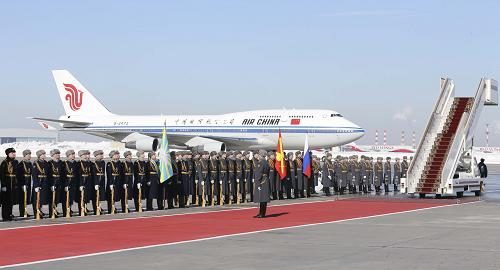 3月22日,中国国家主席习近平抵达莫斯科,开始对俄罗斯进行国事访问。这是仪仗队列队准备迎接习近平。 新华社记者 丁林 摄