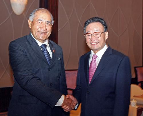 10月2日,全国人大常委会委员长吴邦国在上海会见前来出席上海世博会中国国家馆日活动的斐济总统奈拉蒂考。新华社记者 姚大伟 摄