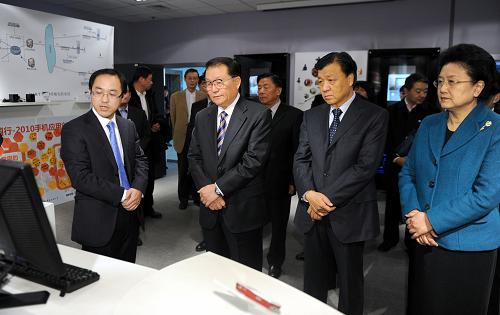 12月17日,中共中央政治局常委李长春来到中国传媒大学,就加强国际传播后备人才培养工作进行调研。中共中央政治局委员、书记处书记、中宣部部长刘云山,中共中央政治局委员、国务委员刘延东一同调研。这是李长春等领导同志在移动多媒体手机实验室听取教学汇报。新华社记者 张铎 摄