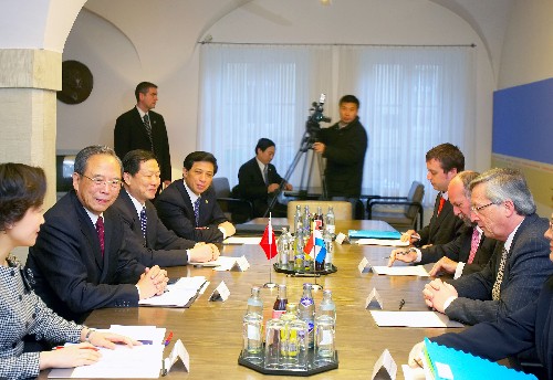 1月22日,中国国务院副总理曾培炎(左二)在卢森堡会见卢森堡首相容克(右一),并就两国关系和加强双边政治、经贸等领域合作交换意见。 新华社记者 徐金泉 摄