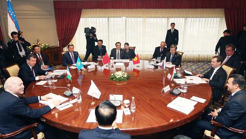 11月29日,上海合作组织成员国总理第十二次会议在乌兹别克斯坦首都塔什干举行。中国国务院总理李克强出席会议。这是李克强出席小范围会谈。新华社记者 姚大伟 摄