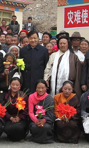 2011年4月14日,刘云山在青海省玉树县结古镇考察灾后重建项目后与灾区群众合影。新华社记者 丁林 摄