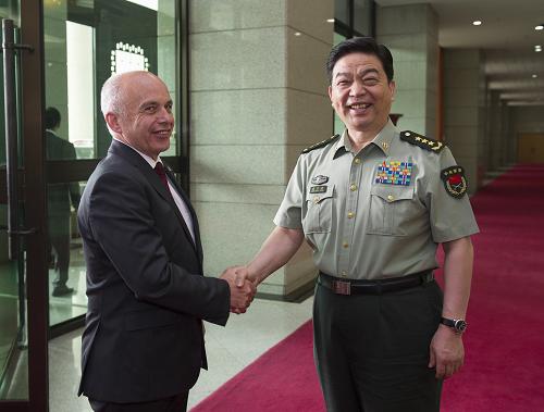 7月18日,中国国务委员兼国防部长常万全在北京八一大楼会见来华出席生态文明贵阳国际论坛的瑞士联邦主席兼国防、民防和体育部长毛雷尔。新华社记者 谢环驰 摄