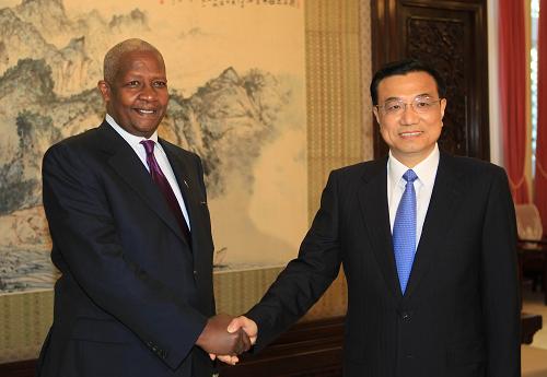 10月11日,国务院副总理李克强在北京会见乌干达外交部长库泰萨。 新华社记者 樊如钧 摄