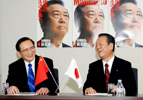 2月22日,在日本进行正式访问的中国国务委员唐家璇(左)在东京会见日本民主党代表小泽一郎并与其举行会谈。 新华社记者 孙巍 摄