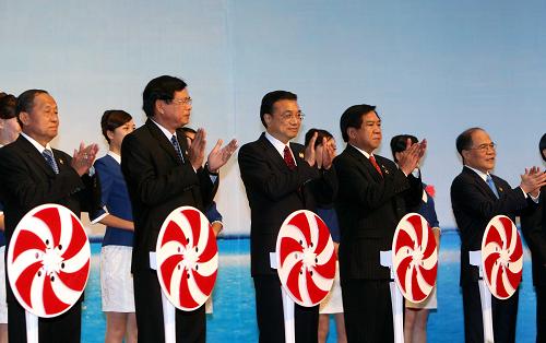 10月20日,第六届中国-东盟博览会在广西南宁国际会展中心开幕。这是中外贵宾在开幕上的剪彩仪式后鼓掌。新华社记者 刘卫兵 摄
