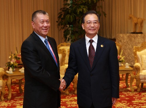 4月18日,国务院总理温家宝在海南博鳌会见澳门特别行政区行政长官何厚铧。新华社记者 庞兴雷 摄