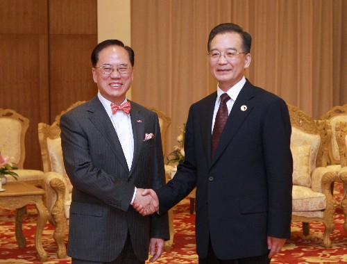4月18日,国务院总理温家宝在海南博鳌会见香港特别行政区行政长官曾荫权。新华社记者 庞兴雷 摄