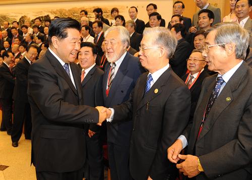 9月24日,中国和平统一促进会第八届理事大会在京闭幕。中共中央政治局常委、全国政协主席贾庆林再次当选为中国和平统一促进会会长。这是闭幕会前贾庆林接见出席会议的全体理事。新华社记者 李学仁 摄