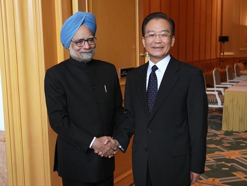 温家宝会见印度总理辛格 10月29日,正在越南首都河内出席东亚领导人系列会议的中国国务院总理温家宝在下榻的酒店会见印度总理辛格。 新华社记者 庞兴雷 摄