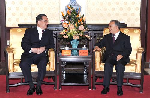 戴秉国会见中国国民党荣誉主席连战 9月15日,国务委员戴秉国在北京钓鱼台国宾馆会见中国国民党荣誉主席连战。 新华社记者 马占成 摄