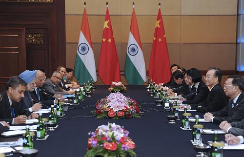 11月18日,中国国务院总理温家宝在印度尼西亚巴厘岛会见印度总理辛格。 新华社记者 李学仁 摄