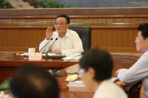 8月18日,十一届全国人大常委会第八次委员长会议在北京人民大会堂举行。吴邦国委员长主持会议。 新华社记者 刘卫兵 摄