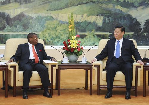 10月26日,中国国家副主席习近平在北京人民大会堂会见来访的安哥拉国务部长费乌若。新华社记者谢环驰摄