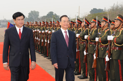 3月30日,国务院总理温家宝在万象与老挝总理波松举行会谈。这是会谈前,波松为温家宝举行欢迎仪式。