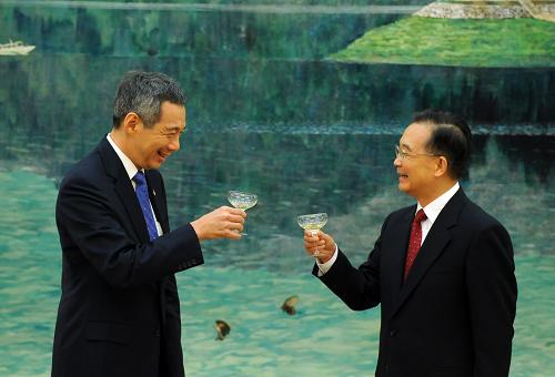 10月23日,中国国务院总理温家宝在北京人民大会堂与新加坡总理李显龙共同出席中新自由贸易协定和劳务合作谅解备忘录签字仪式。这是签字后双方举杯祝贺。 新华社记者 李学仁 摄