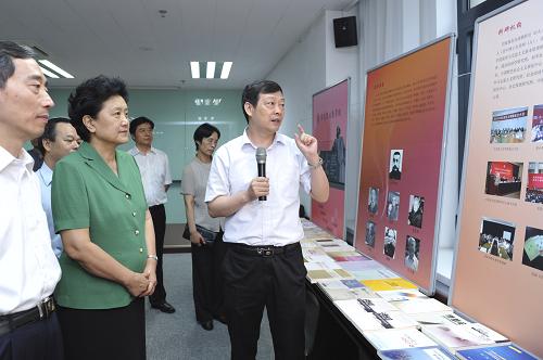 这是刘延东在北京大学马克思主义学院听取工作汇报。新华社记者王晔摄