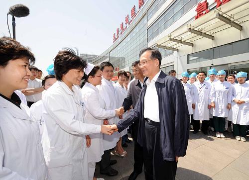 这是温家宝和李克强等在北京地坛医院门诊楼前看望医护人员,向大家表示慰问。新华社记者 饶爱民 摄