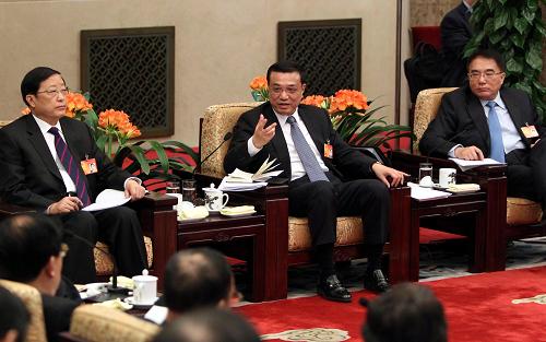 3月6日,中共中央政治局常委、国务院副总理李克强来到他所在的十一届全国人大三次会议辽宁代表团,参加审议政府工作报告。 新华社记者鞠鹏摄