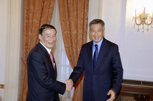新加坡总理李显龙会见王岐山 8月24日,新加坡总理李显龙(右)会见中国国务院副总理王岐山。王岐山应新加坡副总理黄根成的邀请,于23日抵达新加坡,开始进行为期4天的正式访问。 新华社记者张永兴摄