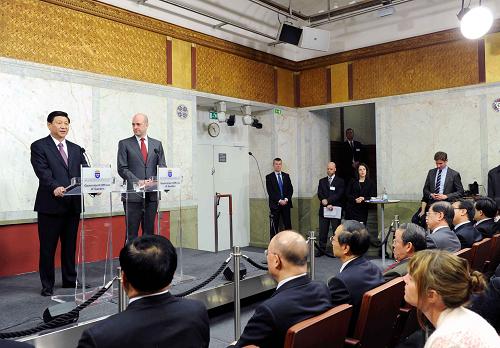 3月29日,中国国家副主席习近平在斯德哥尔摩与瑞典首相赖因费尔特会谈后共同会见记者。 新华社记者 饶爱民 摄