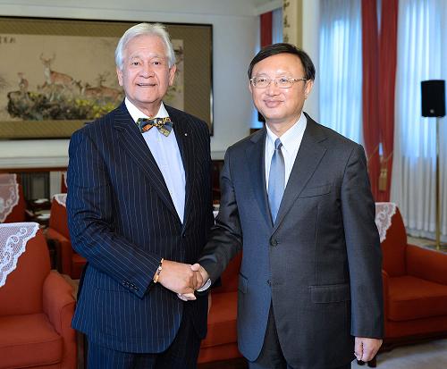 6月18日,国务委员杨洁篪在北京中南海会见来访的太平洋岛国论坛秘书长斯莱德。新华社记者 李涛 摄