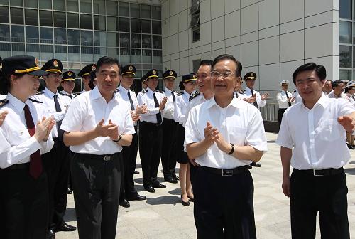 8月21日,温家宝来到深圳湾口岸的口岸监控中心,了解口岸通关情况,看望口岸监管人员。今年是深圳特区成立30周年,中共中央政治局常委、国务院总理温家宝于8月20日至21日深入深圳的企业、科研院所、口岸和社区,就发展战略性新型产业,加快转变经济发展方式进行调研。新华社记者 刘卫兵 摄